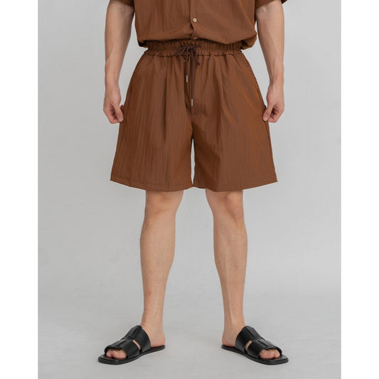 Bermuda uomo in nylon leggero con pieghe e taglio dritto, casual